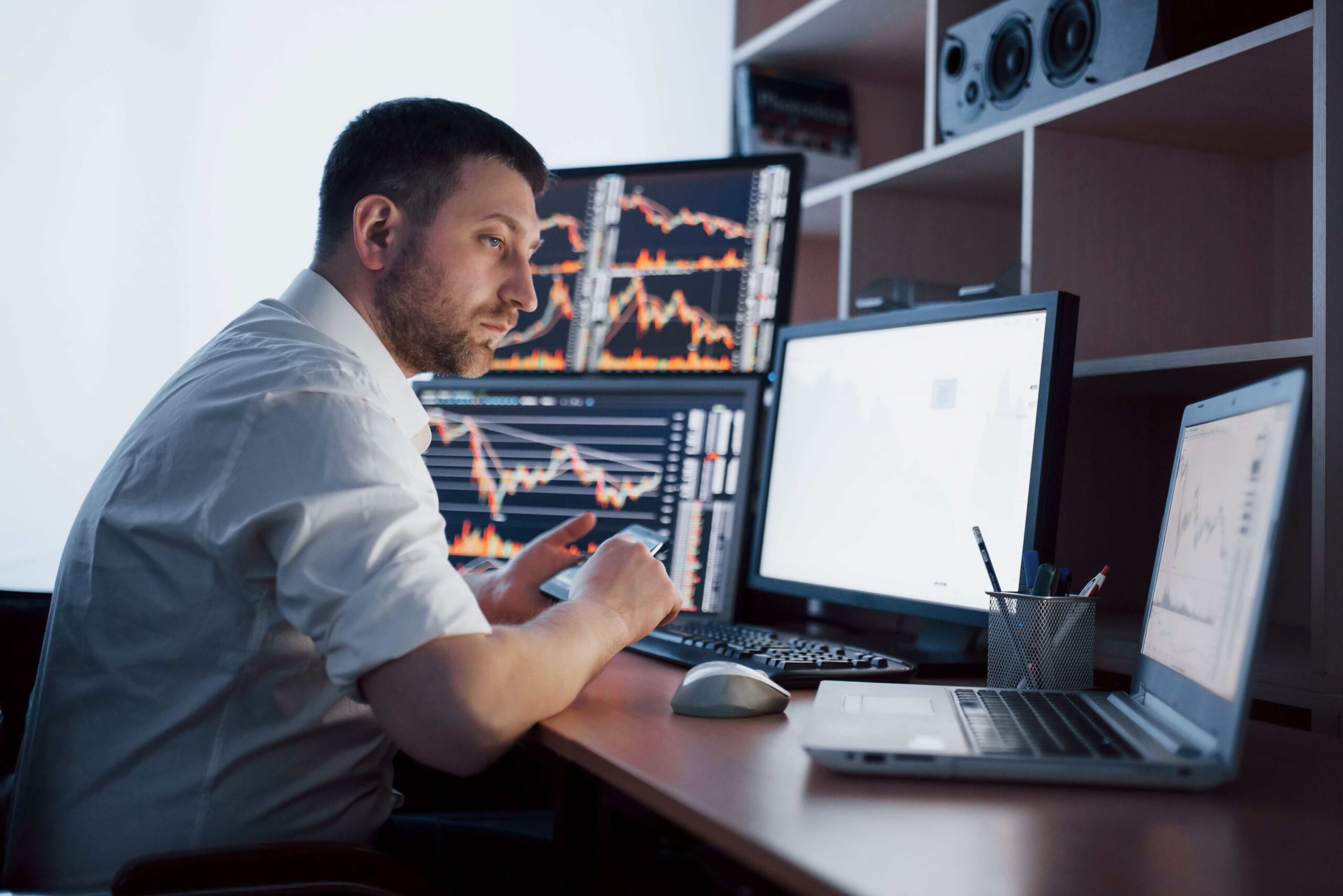 How To Become a Professional Day Trader (With Relevant Courses)